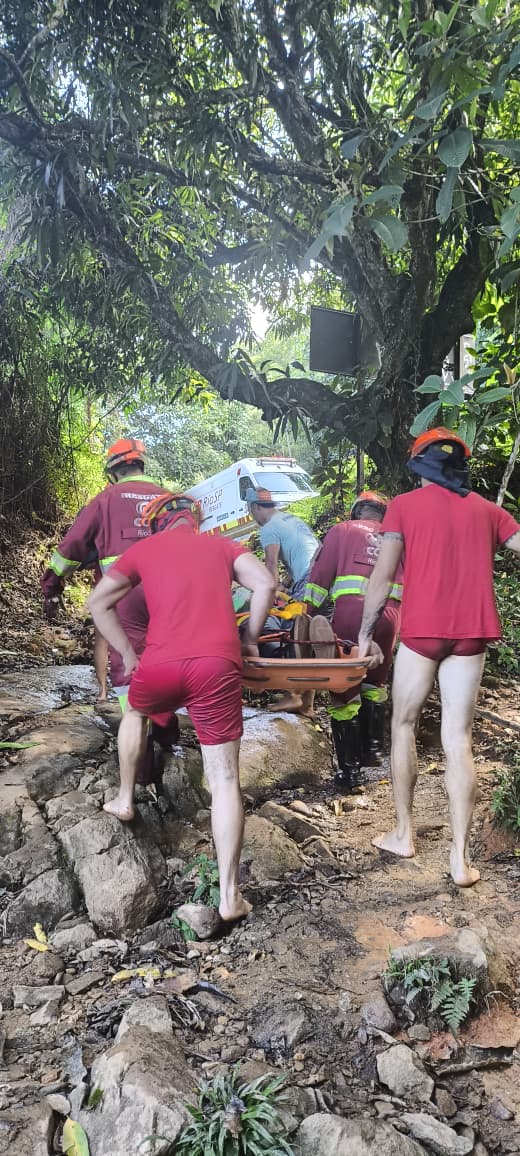 Tragédia em Ubatuba: Turistas são resgatados após queda na cachoeira