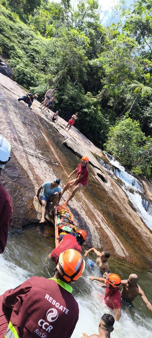 Turistas sofrem queda em cachoeira em Ubatuba e precisam de resgate