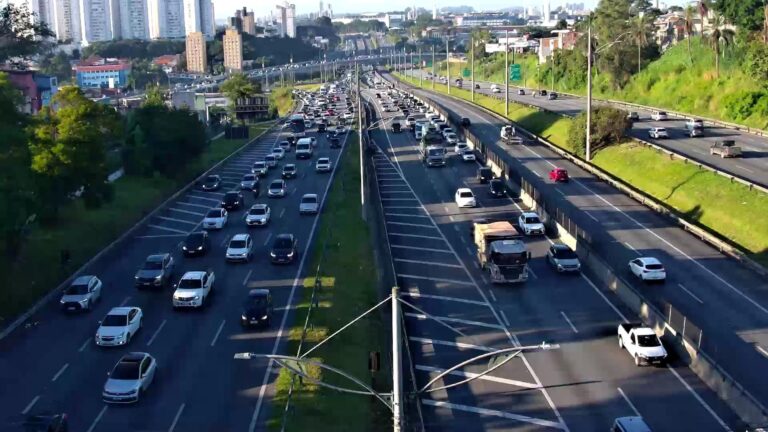 Rodovias do litoral paulista enfrentam lentidão no início da semana