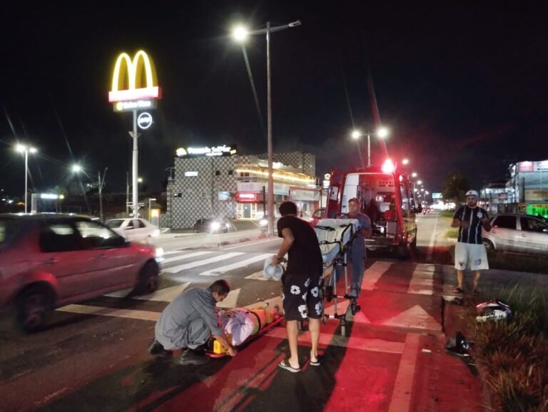 Mulher é socorrida após acidente em Caraguatatuba