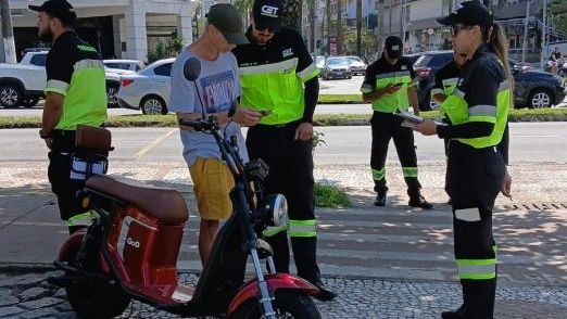 CET-Santos impede circulação de veículos irregulares na orla