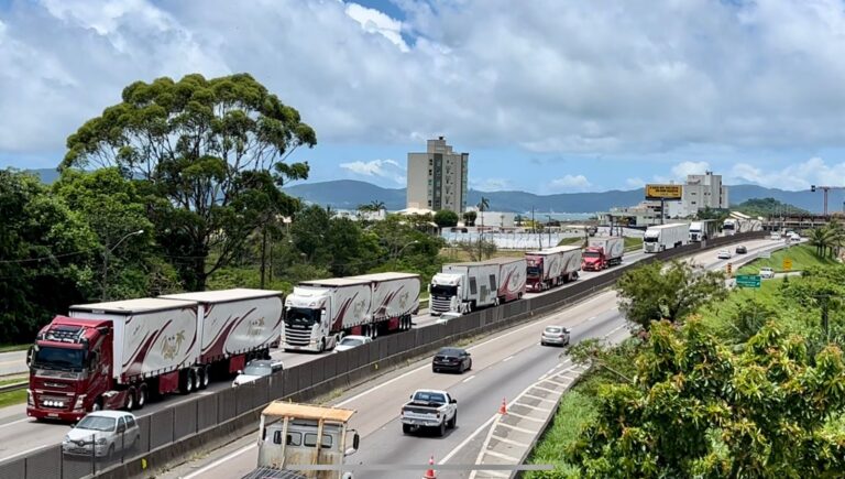 Comboio do Mirage Circus chega à cidade com estrutura mega