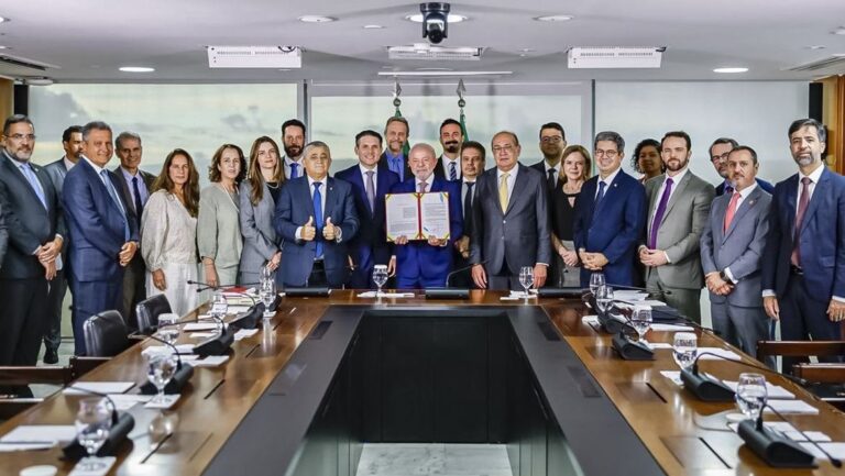 Lula sanciona lei que suspende auxílio reclusão