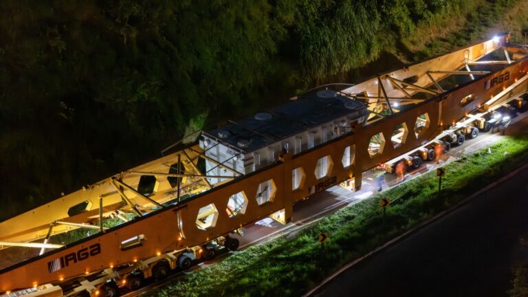 Gigante Transformador Desafia Tráfego na Rodovia dos Tamoios