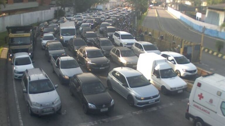 Travessias do litoral paulista enfrentam problemas em plena manhã de quinta