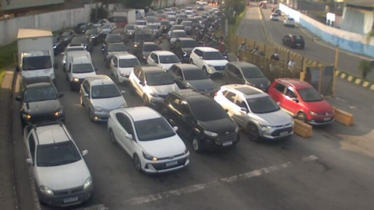 Tranquilidade nas travessias de São Sebastião na manhã de sexta-feira