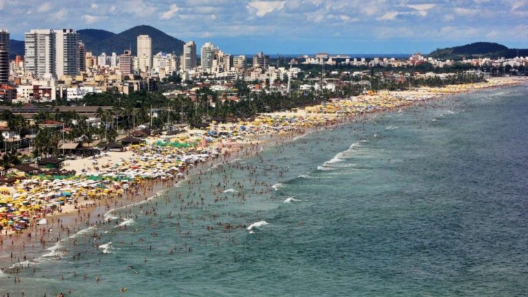 Guarujá tem sua maior praia, com 5,6km de extensão