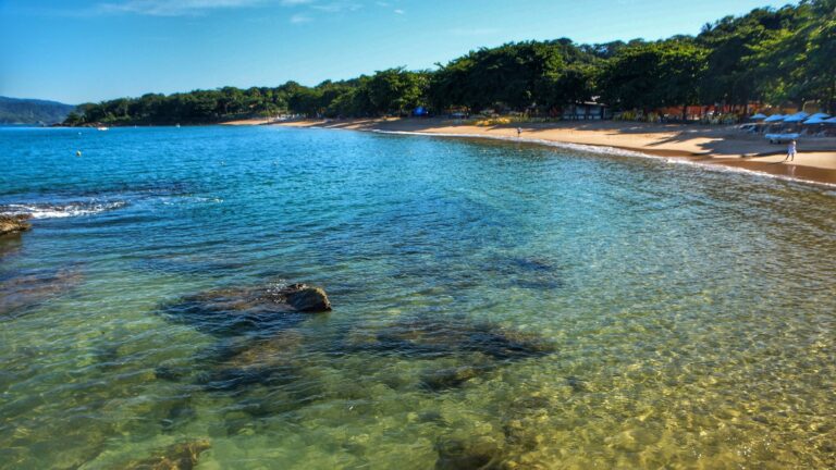 Ilhabela tem 17 praias de risco para banho na água