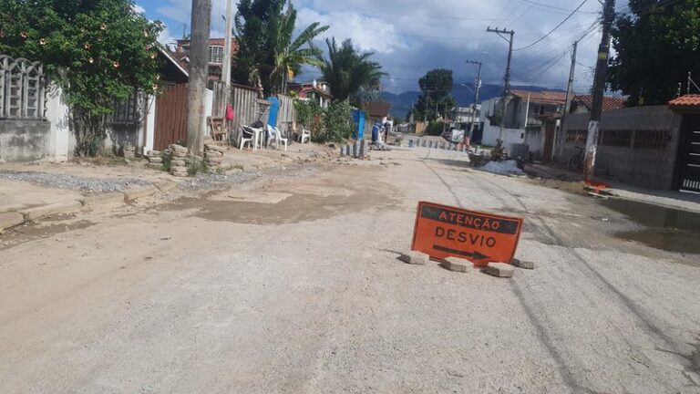 Sabesp é acusada de deixar ruas de Caraguatatuba destruídas