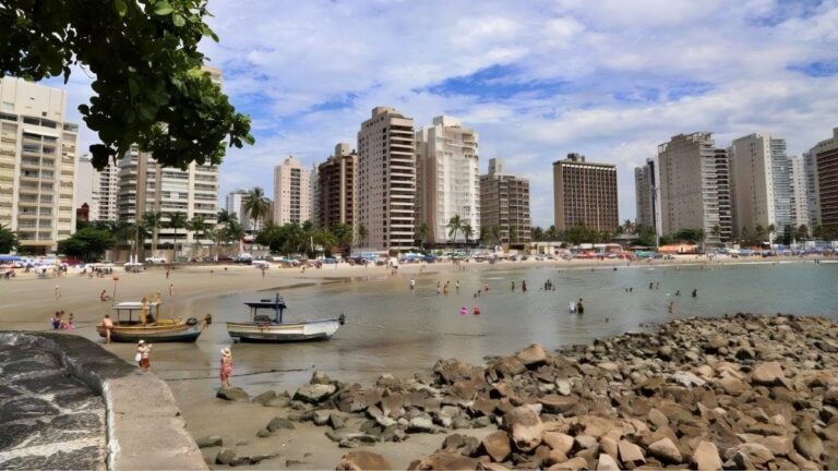 Praia das Astúrias encanta visitantes com mar calmo e águas claras