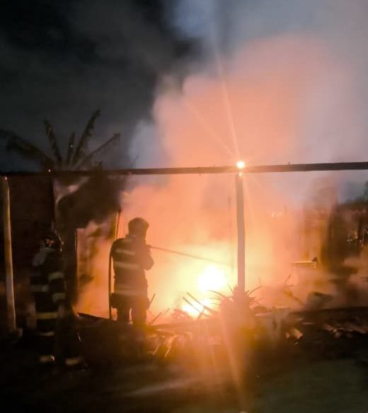 Fogo destrói galpão de armazenamento em Caraguatatuba