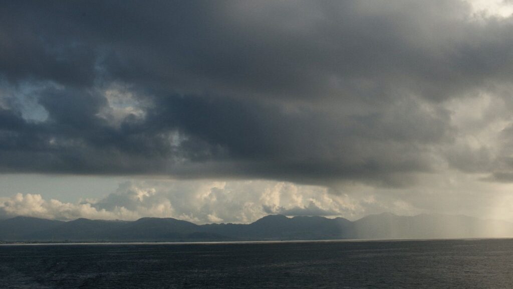 Último dia do Verão tem chuva no litoral de SP e alerta no fim semana