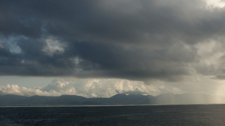 Último dia do Verão tem chuva no litoral de SP e alerta no fim semana