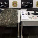 Polícia apreende arma e simulacros em investigação de roubo em Guarujá