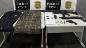 Polícia apreende arma e simulacros em investigação de roubo em Guarujá