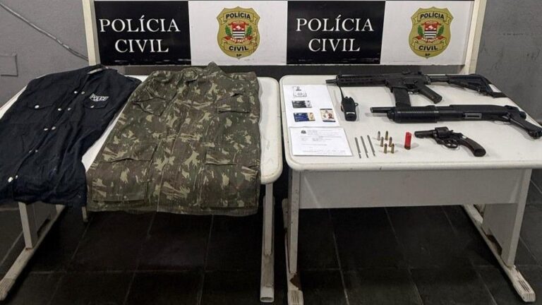 Polícia apreende arma e simulacros em investigação de roubo em Guarujá
