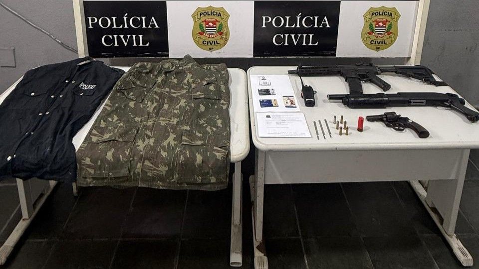 Polícia apreende arma e simulacros em investigação de roubo em Guarujá