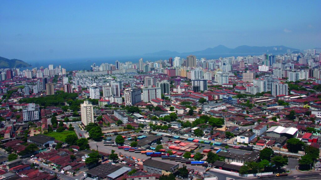 Cidade do litoral de SP é líder nacional em apartamentos