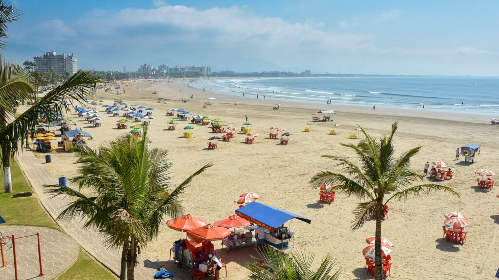 Bertioga: Praia da Enseada recebe famílias em 12km de orla