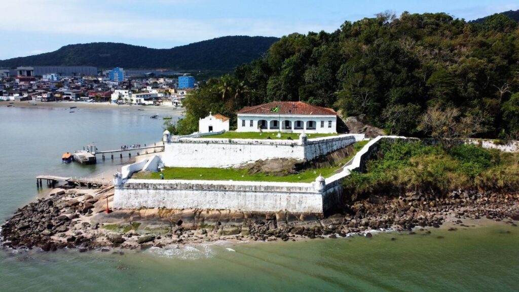 Praia da Fortaleza é destaque em Guarujá