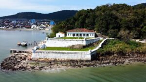 Praia da Fortaleza é destaque em Guarujá