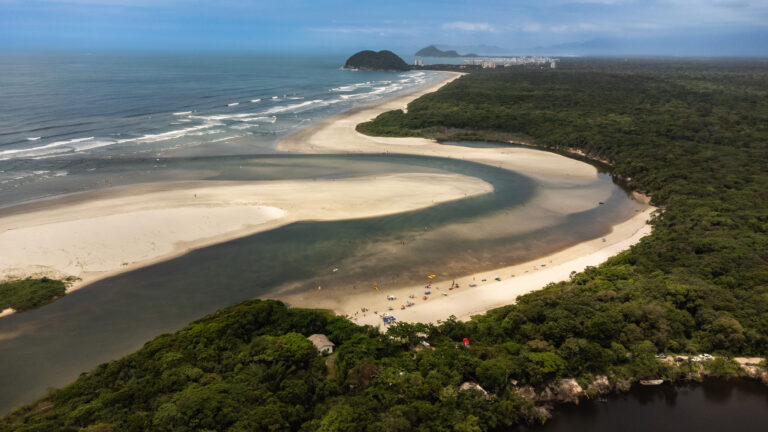 Praia de Itaguaré se torna destino de aventura em Bertioga