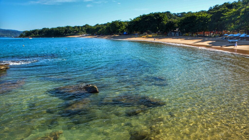 Ilhabela tem 17 praias de risco para banho na água