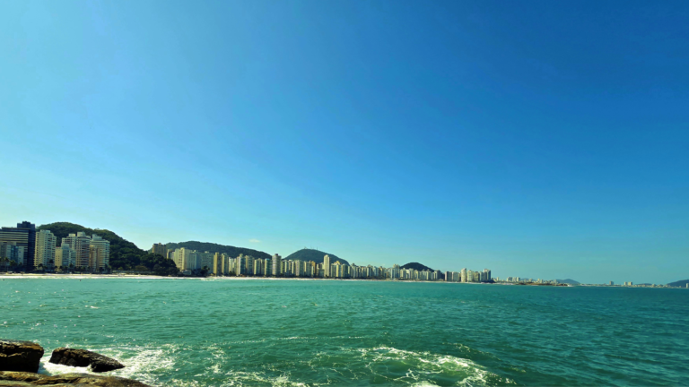 Bandeira vermelha em Guarujá: praias impróprias para banho