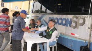 Procon Móvel reforça direitos do consumidor em Santos