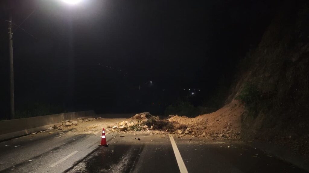 Tamoios bloqueada por deslizamento de terra em Caraguatatuba