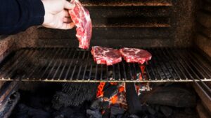 Sal no carvão: o segredo simples que faz a diferença