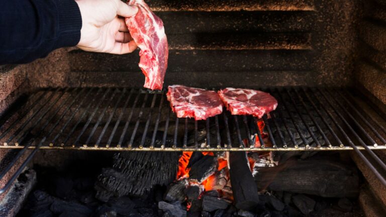 Sal no carvão: o segredo simples que faz a diferença