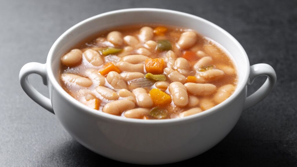 Este é o ingrediente que pode deixar o feijão muito mais saboroso