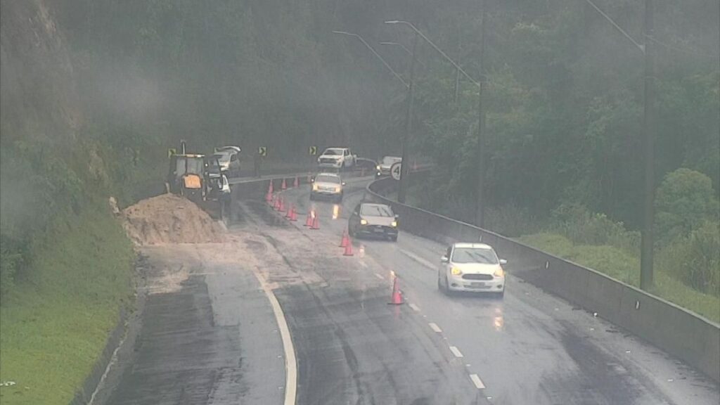 Rodovias do litoral paulista enfrentam a 5x5 na manhã desta quinta
