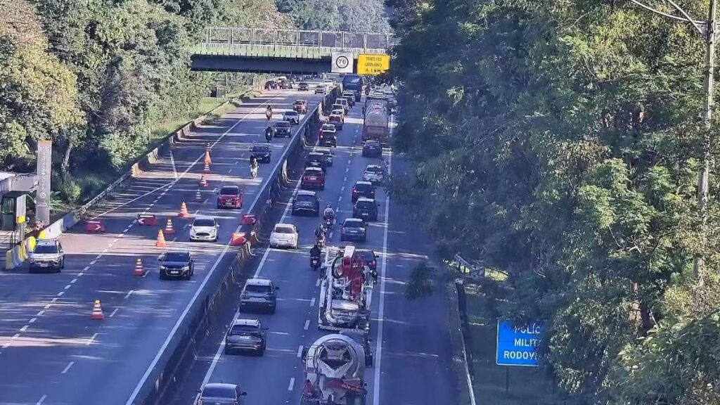 Manhã de trânsito caótico no litoral paulista