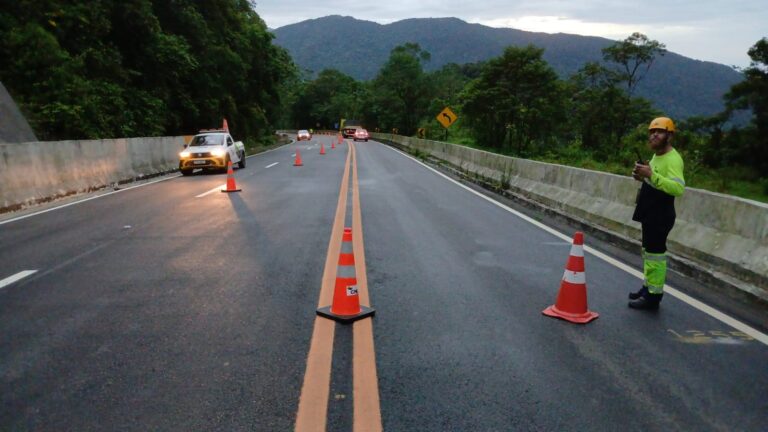 Pare e faixa bloqueada em Mogi-Bertioga por obras de infraestrutura