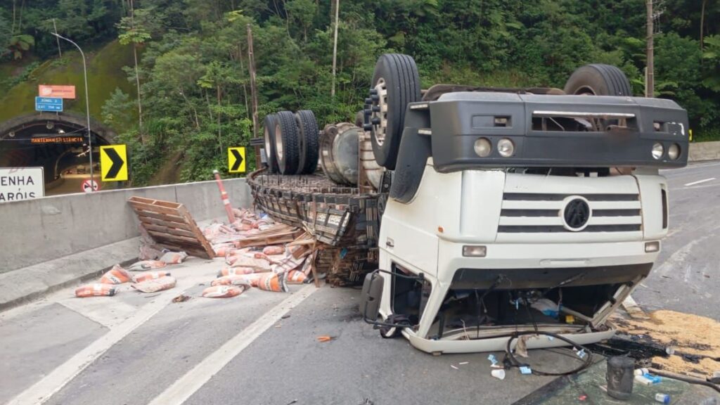 Caminhão perde os freios, tomba e bloqueia trecho da Tamoios no sentido litoral