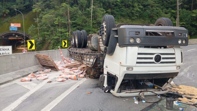 Caminhão perde os freios, tomba e bloqueia trecho da Tamoios no sentido litoral