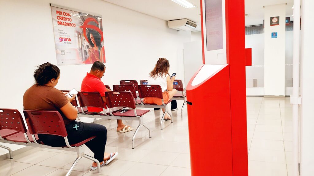 Bradesco do litoral paulista descumpre lei de fila prioritária