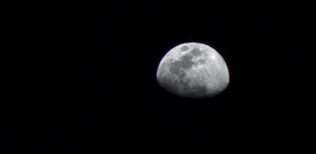 Lua cheia ilumina o céu no Litoral Paulista neste sábado