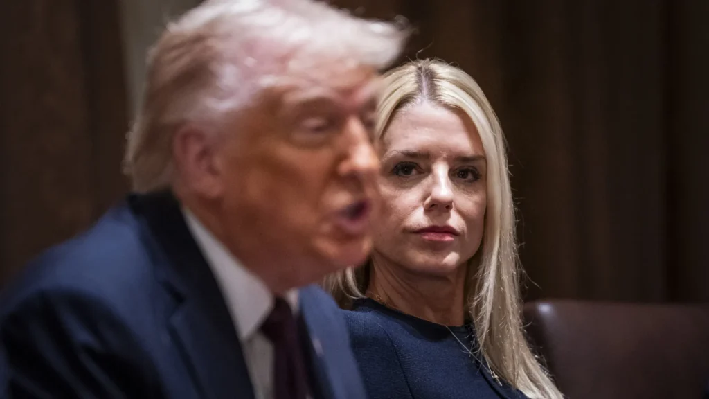 Trump demite procuradora-geral nos EUA, Pam Bondi
