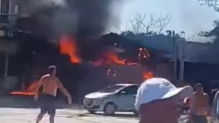 Avião cai sobre restaurante no RS, quatro mortos