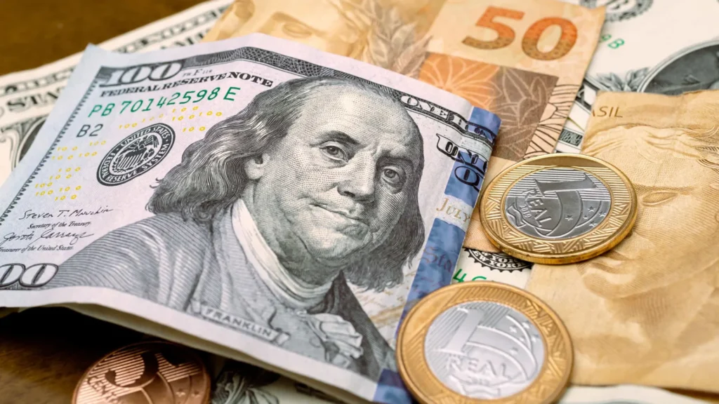 Dólar recua e Bolsa quebra recorde após trégua