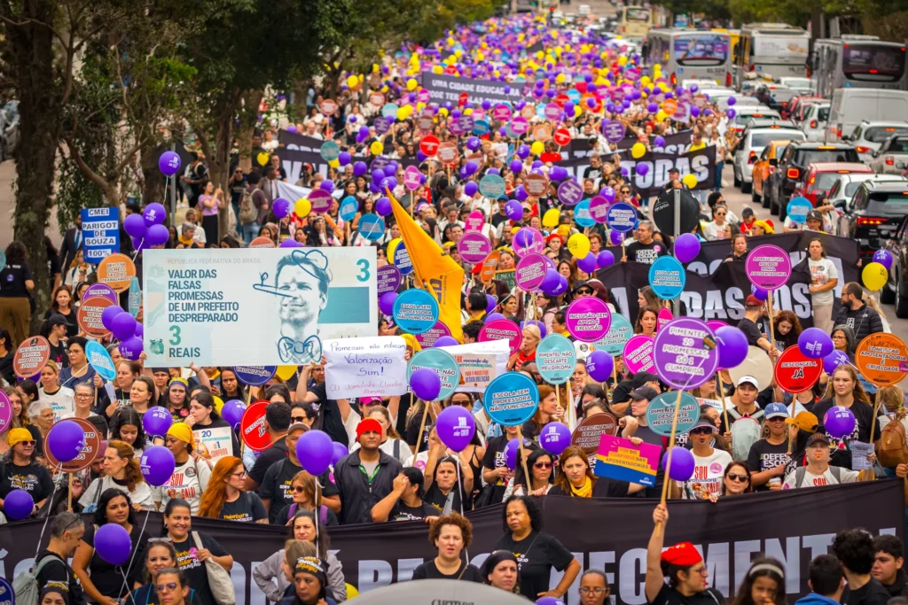 Greves geral em Curitiba, servidores e professores reagem