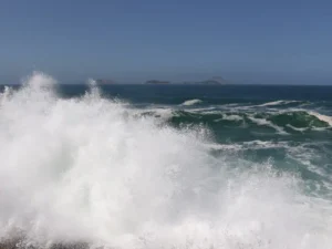 Marinha emite alerta de ressaca com ondas de até 3 metros no Litoral Norte