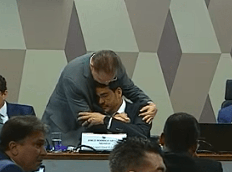 Líder do PL abraça ministro na sabatina