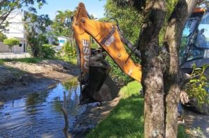 Lixo irregular na foz de rio causa poluição em Caraguatatuba