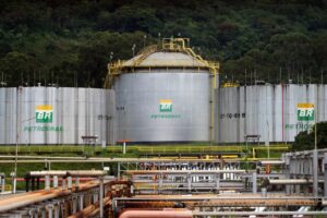Ações da Petrobras caem até 9% com petróleo em baixa e lideram perdas da Bolsa