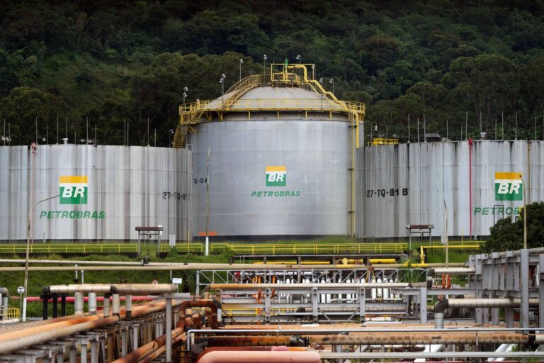 Ações da Petrobras caem até 9% com petróleo em baixa e lideram perdas da Bolsa