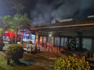 Incêndio deixa restaurante no Centro de Ubatuba destruído